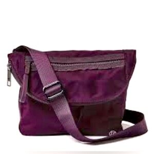 COPY - Lululemon 5L - 3 outside pockets - mesh pocket and zippered pocket insid…